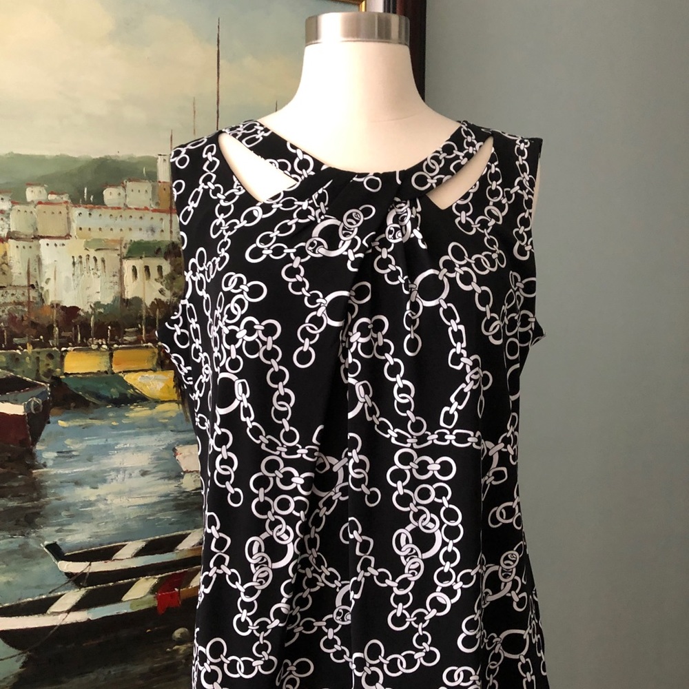 Nine West. Blouse black & white chain pattern. Like new!